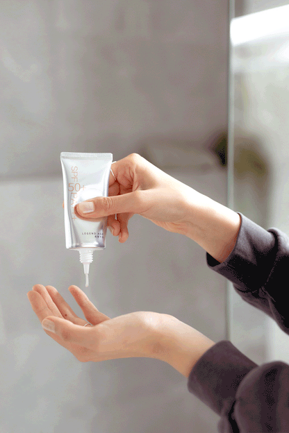 Brightening Sunscreen | SPF 50+ | PA+++ | No White Cast | Nourishing - Wahtrends